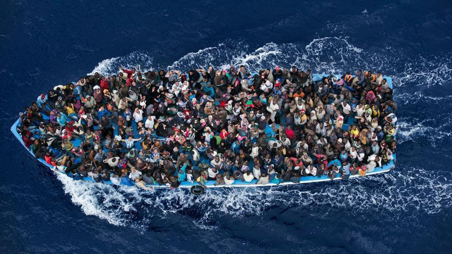 Inmigrantes en un bote tras ser rescatados por una fragata italiana a 20 millas de la costa libia. Massimo Sestiny/Premio World Press Photo