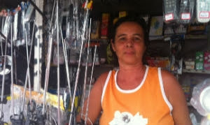A comerciante Antônia Fernandes trabalha em frente às obras do III Perimetral e afirma que o movimento caiu na sua venda
