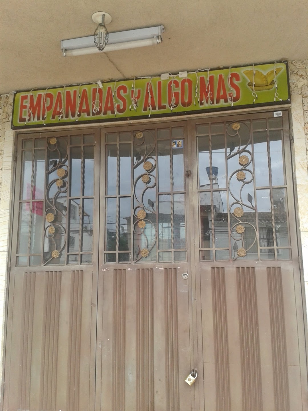 Empanadas y Algo Más