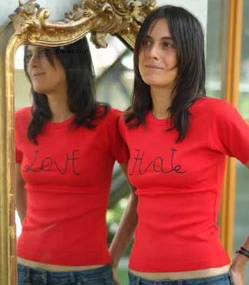El reflejo en el espejo cambia el texto de la camiseta: De HATE a LOVE, de ODIAR a AMAR...
