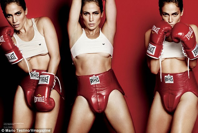 Difícil: Em uma série de impressionantes pressões, a mãe-de-dois ostenta a sua figura sublime enfraquecida ainda curvy nas tradicionais duro de aparência cueca de couro acolchoadas de boxe, e mal cobre o peito com um colete de corte branco