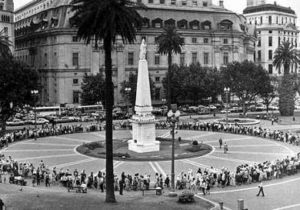 Hace 40 años inició la exigencia de vedad y justicia en la Plaza de Mayo