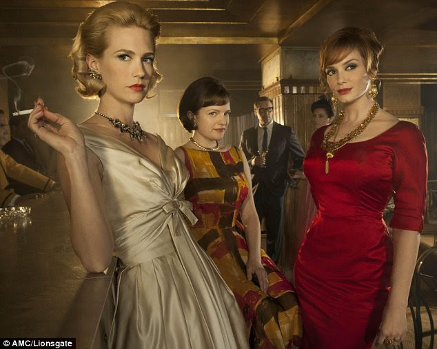 Sub-onde? Mad Men personagens Betty Draper (à esquerda), Peggy Olson (centro) e Joan Harris costunmes vestindo desenhado por Bryant