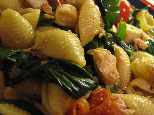 Pasta shells w/Italian tuna, spinach, tomato & hearts of palm