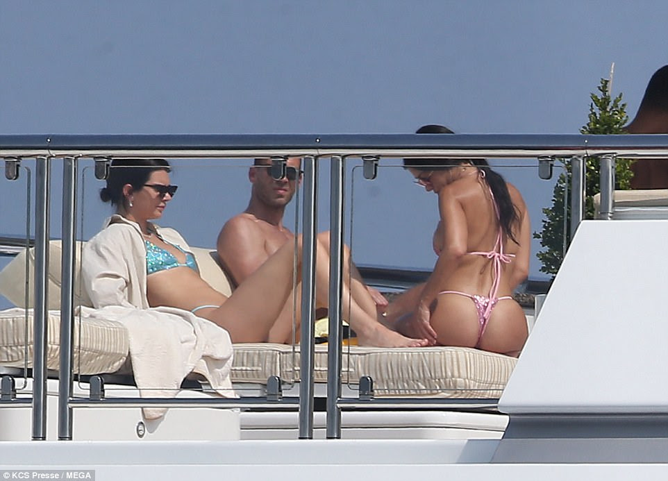 Ação irmã: Kendall também estava a bordo do iate e estava vestindo um biquíni combinando em uma cor azul