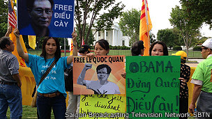 Việt kiều biểu tình đòi thả các tù nhân trong đó có ông Lê Quốc Quân