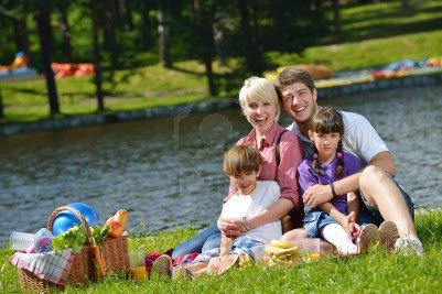 Siete divertidos planes para una tarde de domingo con niños 14550694 familia de joven feliz jugando juntos con los ninos a comer alimentos saludables en un picnic al air Siete divertidos planes para una tarde de domingo con niños problemas educativos padres educacion jugar con los niños juegos en familia familia Escuela de padres diversion en familia ayuda padres ayuda con los hijos