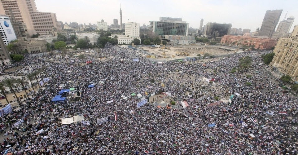http://imguol.com/2012/04/13/manifestantes-na-praca-tahrir-protestam-na-capital-cairo-contra-candidatos-a-presidencia-do-egito-ligados-ao-regime-do-ex-ditador-do-pais-hosni-mubarak-1334325940380_956x500.jpg