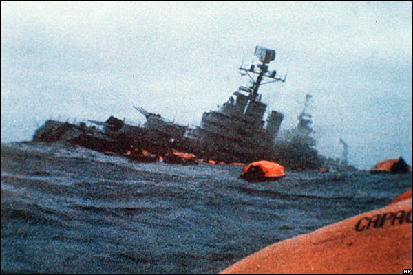 le croiseur argentin Belgrano est coulé par un sous-marin anglais