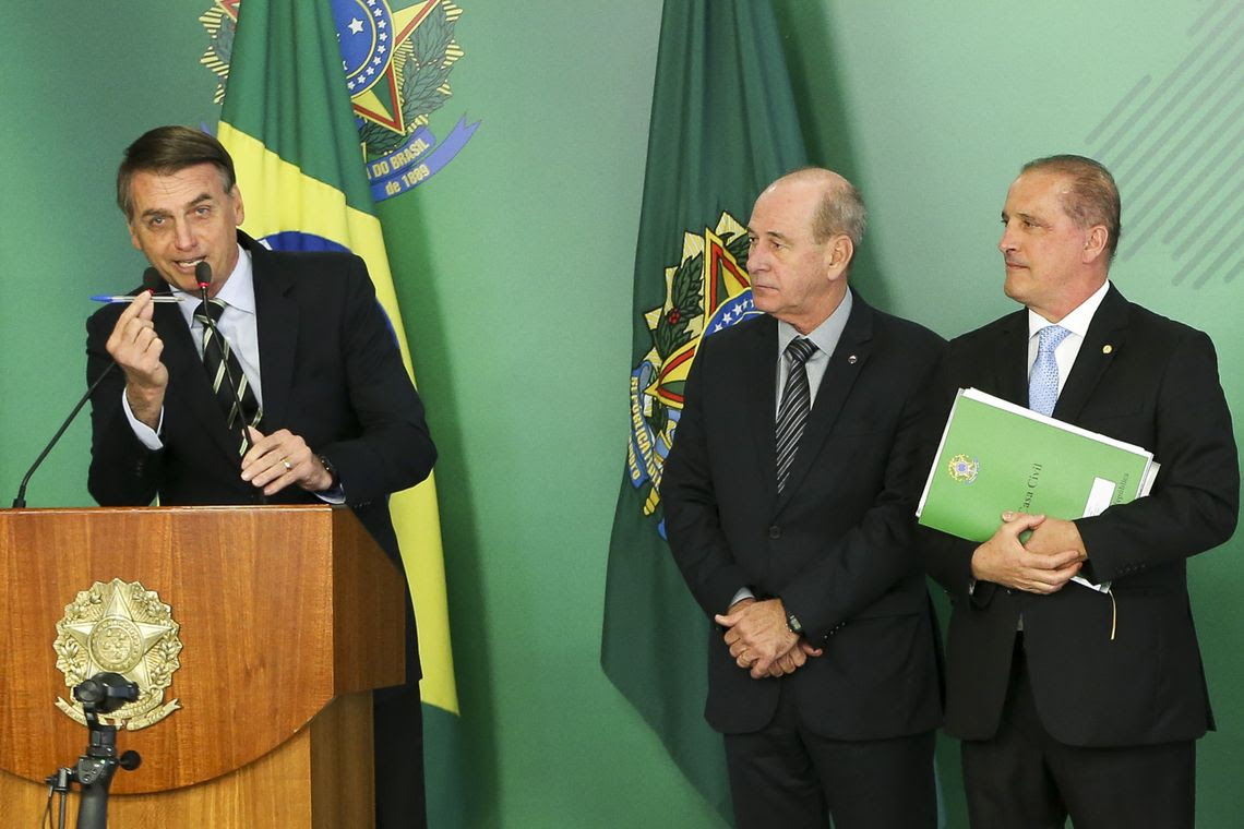 O presidente Jair Bolsonaro, o ministro da Defesa, Fernando Azevedo, e o ministro da Casa Civil, Onyx Lorenzoni, durante cerimÃ´nia de assinatura do decreto que flexibiliza a posse de armas no paÃ­s. 