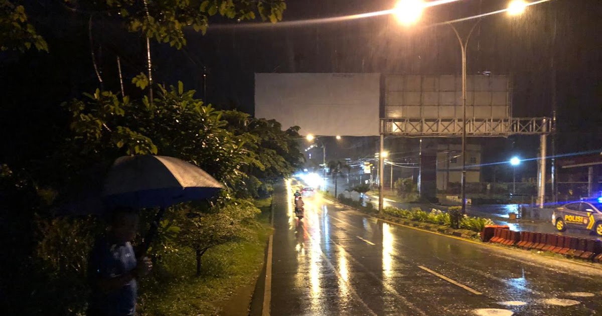 Paling Populer 13+ Gambar Hujan Malam Hari Di Jalan Bari Gambar
