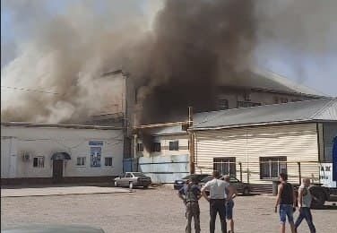 В Оренбурге на пожаре на ул. Шоссейной эвакуируют посетителей ТД «Беларусь»