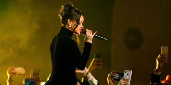 rihanna fenty robux spesial siapkan pertamanya otobiografi