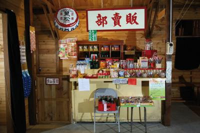 萬國戲院一角的販賣部,擺滿零嘴、 彈珠汽水,充滿古早味。 萬國戲院一角的販賣部,擺滿零嘴、 彈珠汽水,充滿古早味。