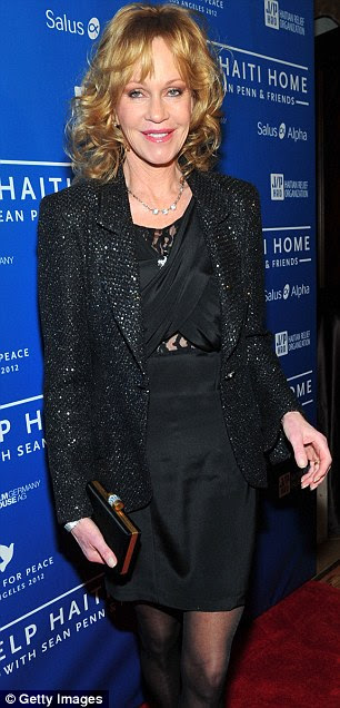 http://i.dailymail.co.uk/i/pix/2012/01/15/article-2086872-0F76AE7C00000578-359_306x636.jpg
