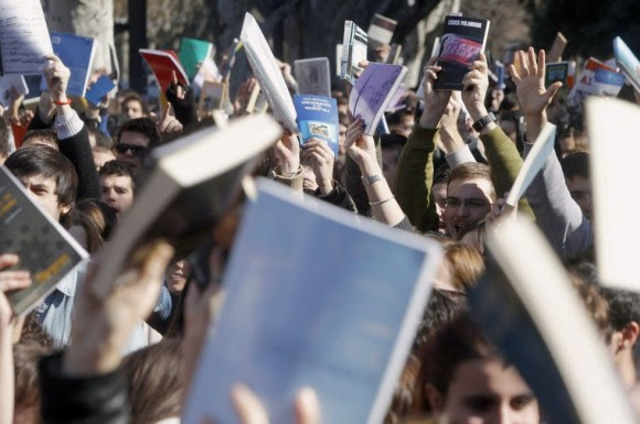 Estudiantes muestran libros durante la concentración frente al Lluís Vives. KAI FÖRSTERLING (EFE) Estudiantes muestran libros durante la concentración frente al Lluís Vives. Foto: KAI FÖRSTERLING (EFE)