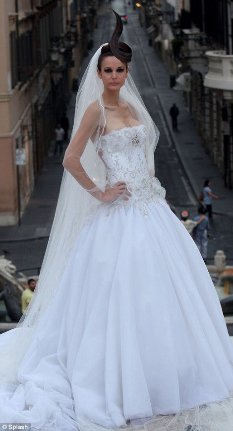 amazing-worldfacts-world-s-longest-wedding-dress-train