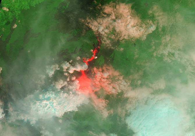 O vulcão Nyamuragira é o mais ativo da África, localizado na República Democrática do Congo. Uma nova fissura pode ser vista ao norte da cratera, onde a lava flui vagarosamente por estar em um terreno plano.