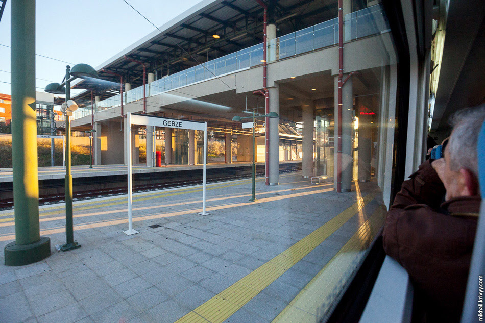 Станция Гебзе (Gebze). Конечная для электричек «Мармарай». Станция Гебзе (Gebze). Конечная для электричек «Мармарай».