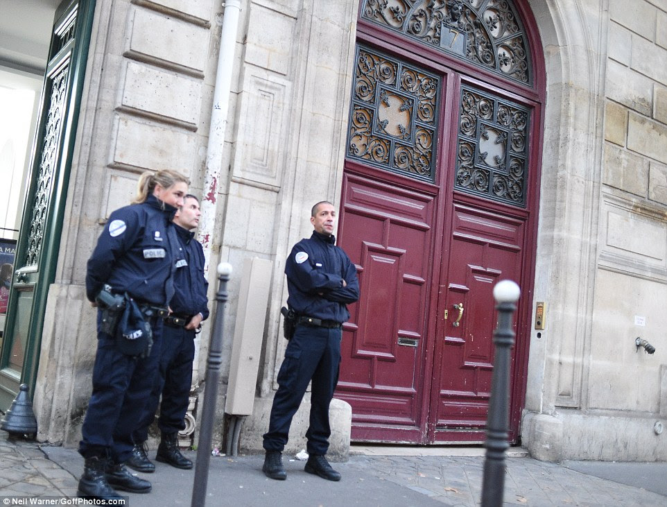 Os agentes de polícia permanecem no prédio de apartamentos em Paris, onde Kim Kardashian foi roubado na segunda-feira de manhã