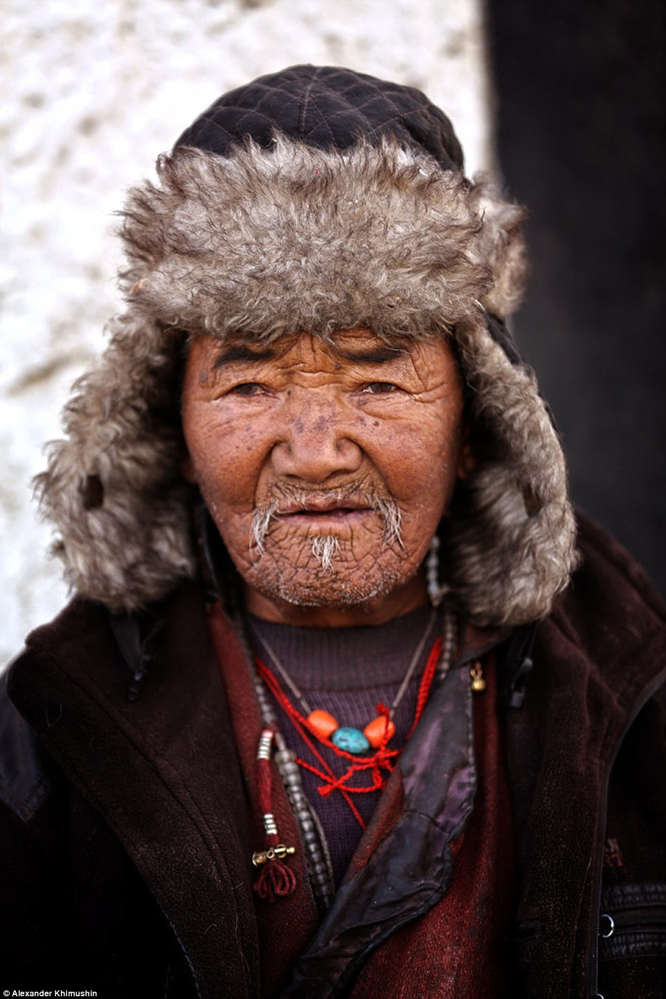 Um homem Tibetian perto Pangong Lake é outro exemplo dos estilos peculiares encontrados em todo o mundo. Ele usa um capacete quente para abrigar os invernos frios na região