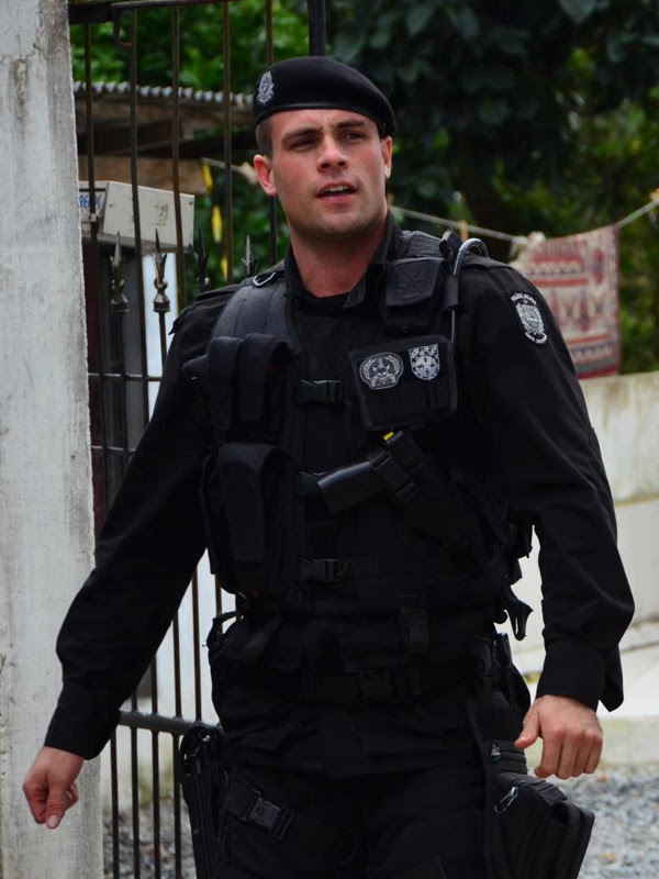 Resultado de imagem para policial homem tumblr