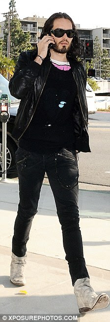http://i.dailymail.co.uk/i/pix/2012/01/17/article-2087693-0F7E435000000578-838_224x654.jpg