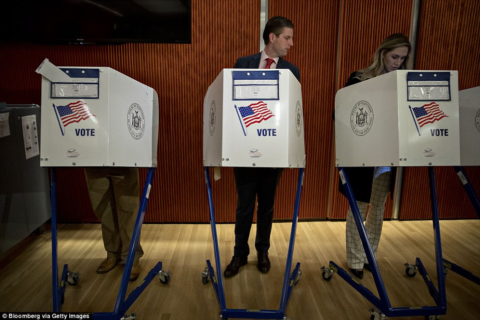 Eric Trump, filho de do candidato presidencial republicano Donald Trump, olha para cabine de votação de sua esposa Lara Yunaska em Nova York