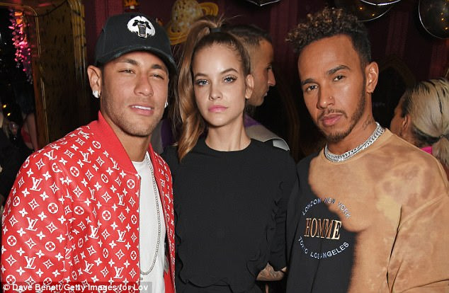 Mingling: O casal também apareceu com o modelo Victoria's Secret Barbara Palvin