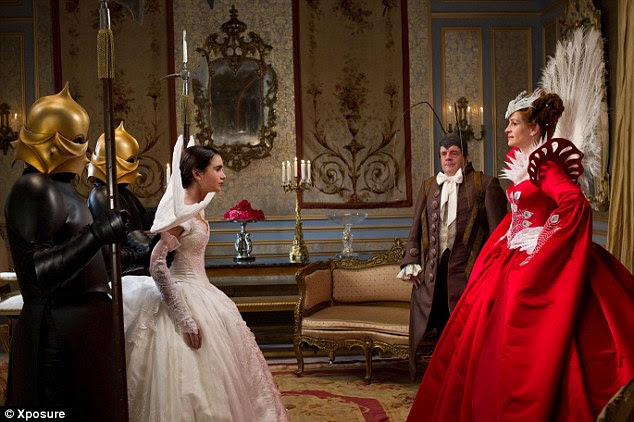 Meet and greet: Branca de Neve, completa com suas asas brancas de cisne, é introduzido para a rainha do mal impressionado por uma cena no filme