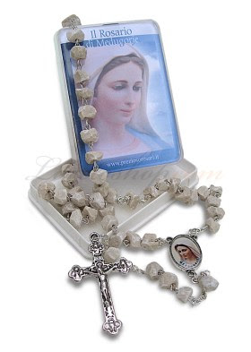 La Regina Della Pace Ci Dice Come Recitare Il Rosario Ecco Come Il Sorriso Di Maria