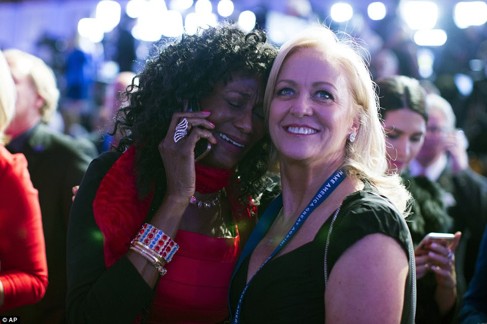 United: Mulheres na reunião da eleição de Trump em Nova York abraço como eles celebram o candidato republicano avançando à frente em vários estados