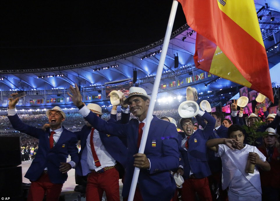 A equipe espanhola apareceu em alto astral como eles marcado para o estádio, muitos levantando o chapéu para a multidão