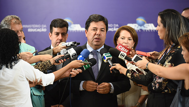 Mendonça Filho destacou a importância das mudanças: “Pela primeira vez na história estamos quitando, dentro do mesmo ano de exercício orçamentário e financeiro, o compromisso do Fundeb para a integralização dos salários do magistério” (foto: Luís Fortes/MEC) Mendonça Filho destacou a importância das mudanças: “Pela primeira vez na história estamos quitando, dentro do mesmo ano de exercício orçamentário e financeiro, o compromisso do Fundeb para a integralização dos salários do magistério” (foto: Luís Fortes/MEC)
