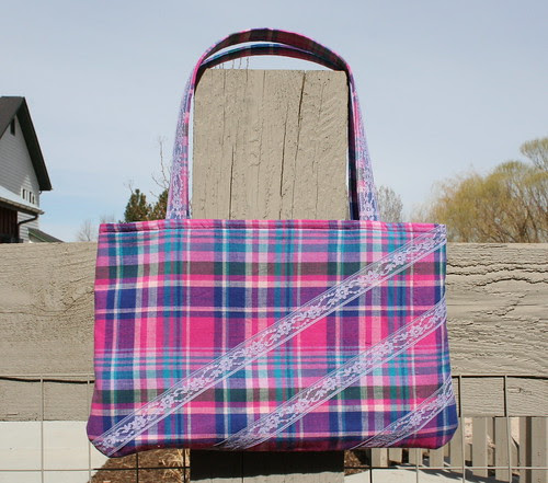 Plaid bag with lace