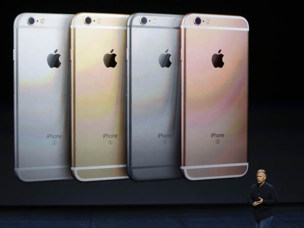 Novidades do iPhone 6s e do iPhone 6s Plus são apresentadas para a imprensa por Phil Schiller, vice-presidente sênior de marketing global da Apple, durante evento em San Francisco, na Califórnia (Foto: Eric Risberg/AP)