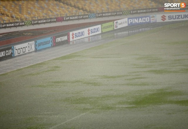 Sân vận động Bukit Jalil đang ngập vì mưa lớn, đội tuyển Việt Nam có khả năng phải thủy chiến với Malaysia - Ảnh 1.
