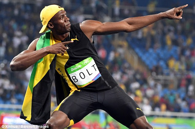 Campeão! da Jamaica Bolt, 27, tornou-se o primeiro atleta a conquistar três títulos olímpicos 100m, batendo-americano Justin Gatlin ao ouro