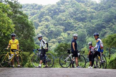 再崎嶇的道路,只要有人結伴同行,定能克服,攀爬到終點。 再崎嶇的道路,只要有人結伴同行,定能克服,攀爬到終點。