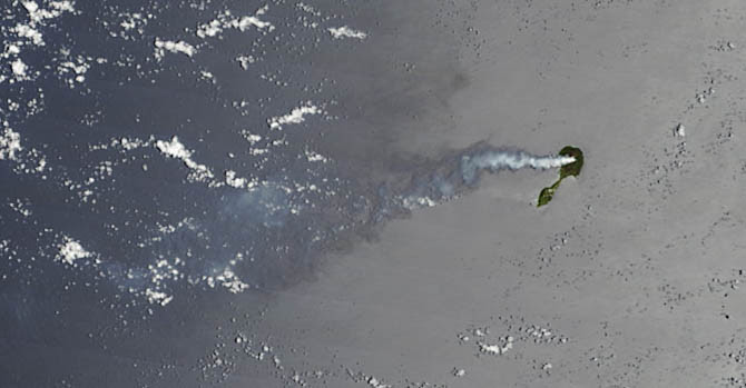 O vulcão de North Pagan já vem lançando vapor, gases vulcânicos e cinzas na atmosfera por 3 anos seguidos. Em 1981 uma erupção forçou a saída de todos os habitantes da ilha, que permanece desabitada desde então.