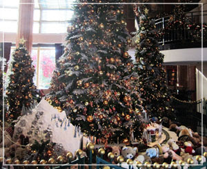 ウェスティンホテル東京、ロビーフロアの巨大クリスマスツリー。