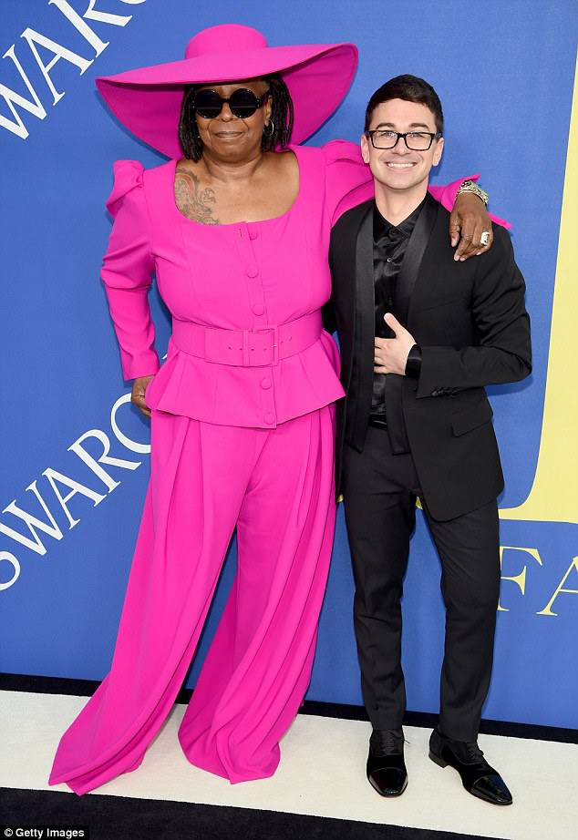 Juntando-se: A estrela do Sister Act associou-se ao designer Christian Siriano na chegada para a cerimônia de premiação no Brooklyn Museum