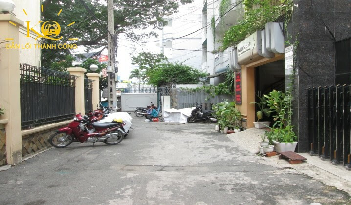 Hình chụp con đường phía trước tòa nhà Hình chụp con đường phía trước tòa nhà