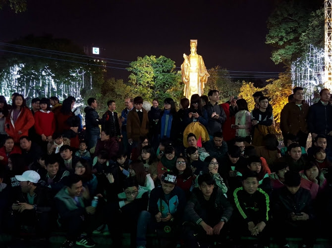 Việt Nam háo hức đón chào năm mới 2016 - ảnh 2 Hình ảnh Việt Nam háo hức đón chào năm mới 2016 số 2