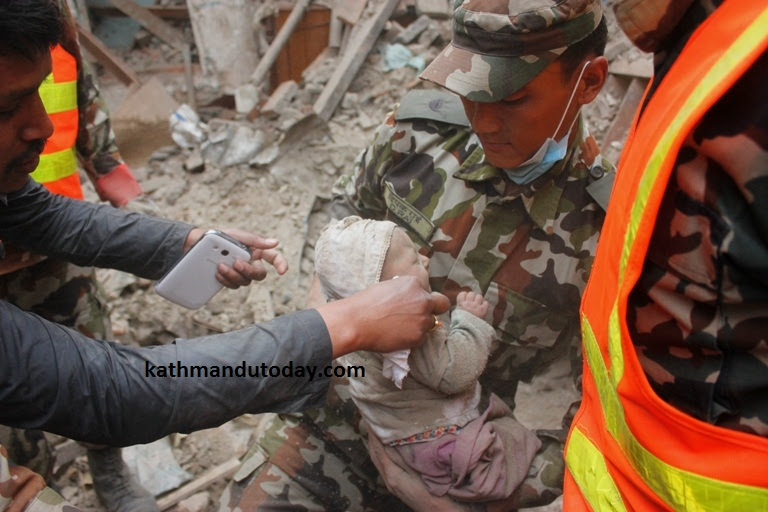 Nepal, neonato estratto vivo dalle macerie 82 ore dopo il terremoto FOTO