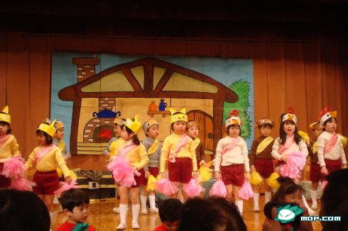Japanese preschoolers on stage. Performance or graduation?