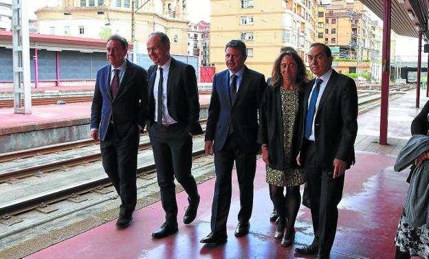 Responsables del Ayuntamiento, la Diputación, el Gobierno Vasco y Adif, en la estación de Irun. /  F. PORTU