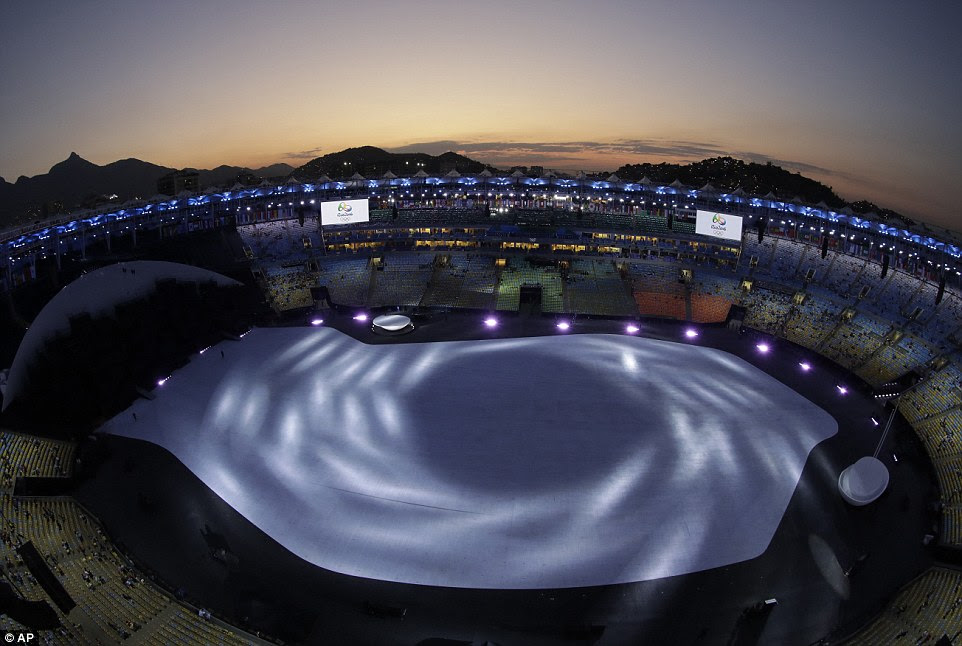 Espera para o início: A cena de cima do Maracanã com menos de duas horas para ir até a Cerimônia de Abertura