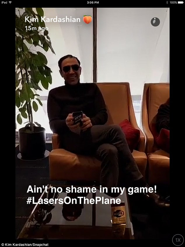 Lasers no avião! Também tagging ao longo da viagem foi Kim's cosméticos dermatologista Dr. Ourian