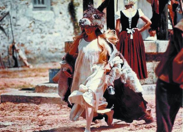 Clásico francés. Catherine Deneuve, en una escena de la película, vistiendo la piel del asno mágico.
/